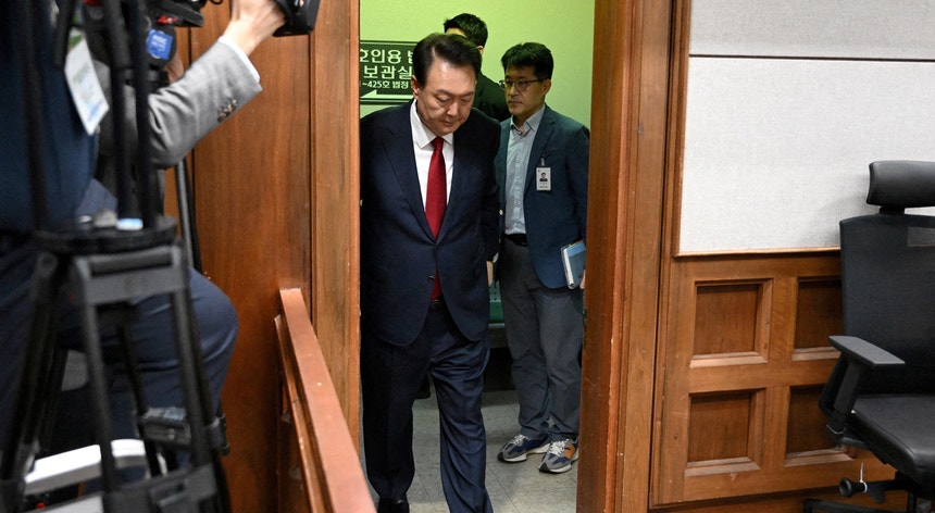 Coréia do Sul. O ex-presidente deposto Yoon Suk-Yeol é acusado de abuso de poder
