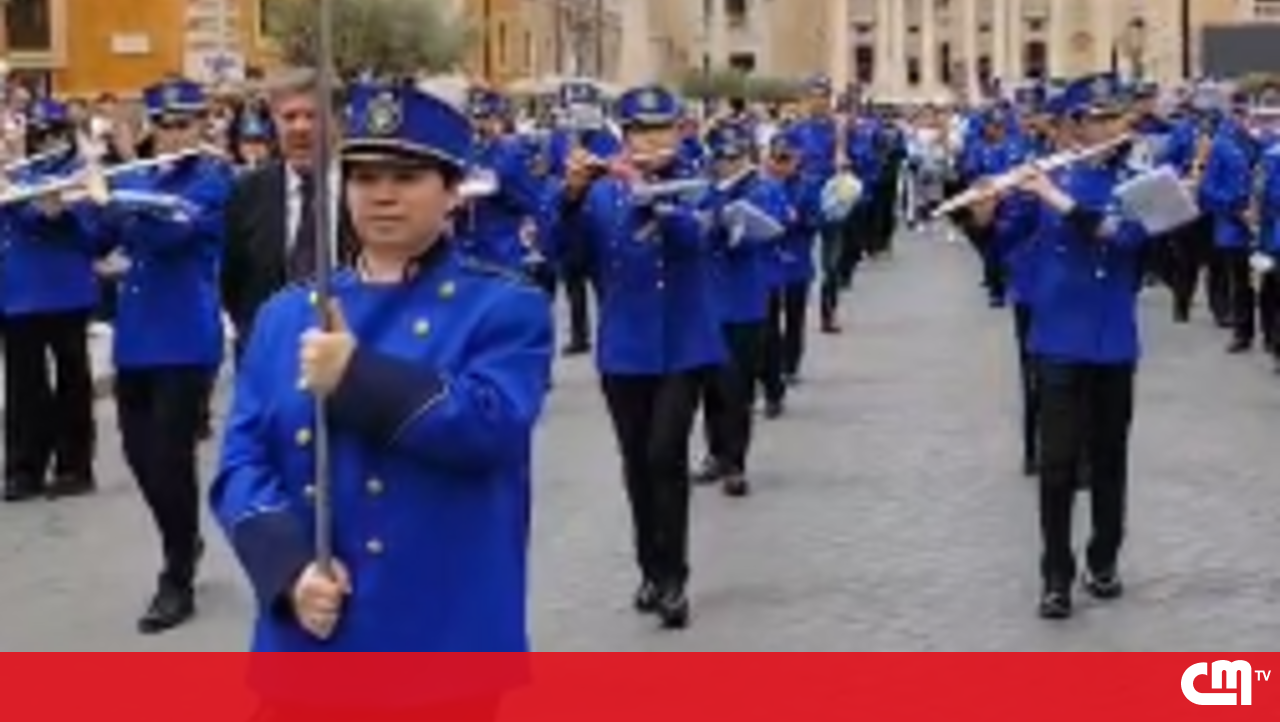 Dezenas de crentes de animação da Filarmonics, esperando por Leo XIV no Vaticano