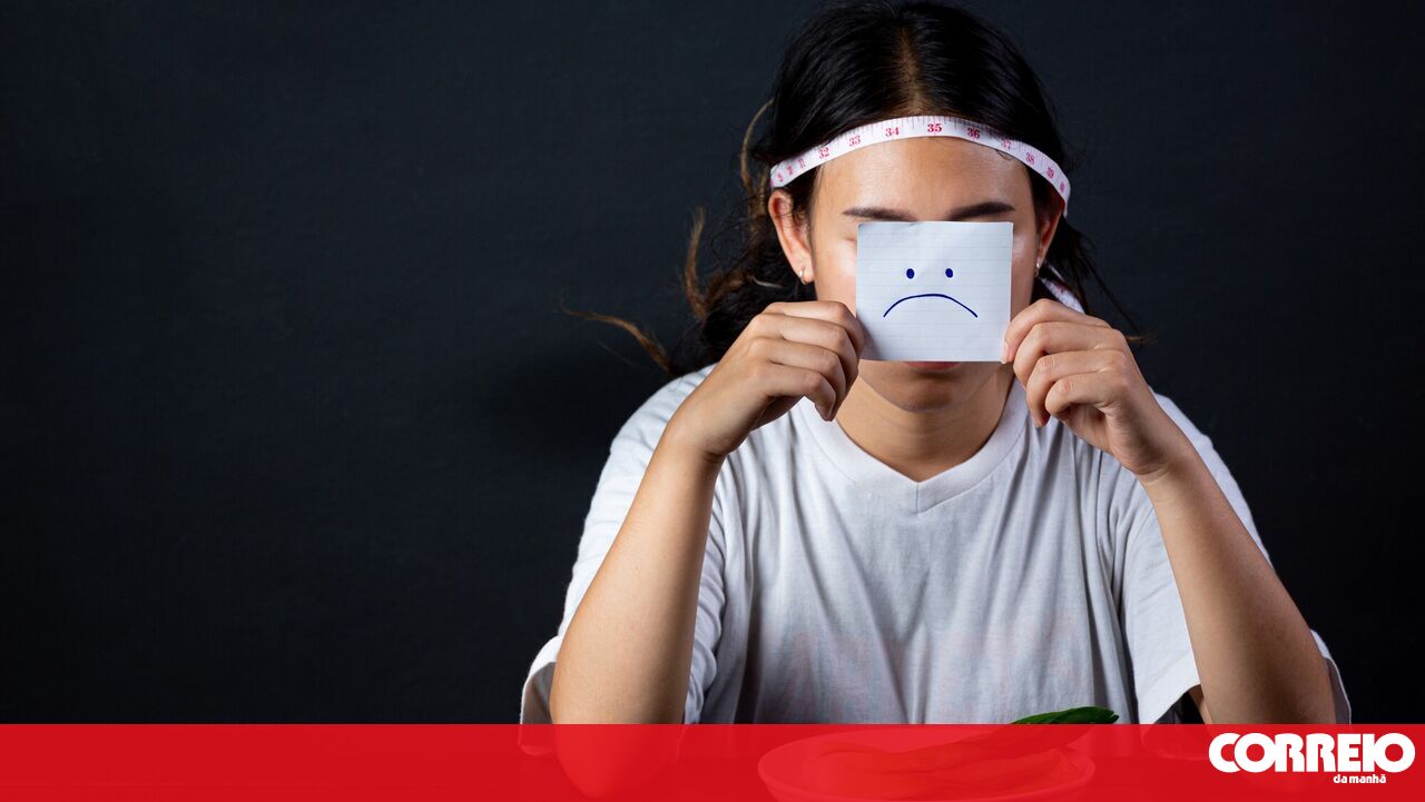 Distúrbios alimentares e obsessão pelo corpo perfeito: sintomas, causas e tratamentos – sociedade