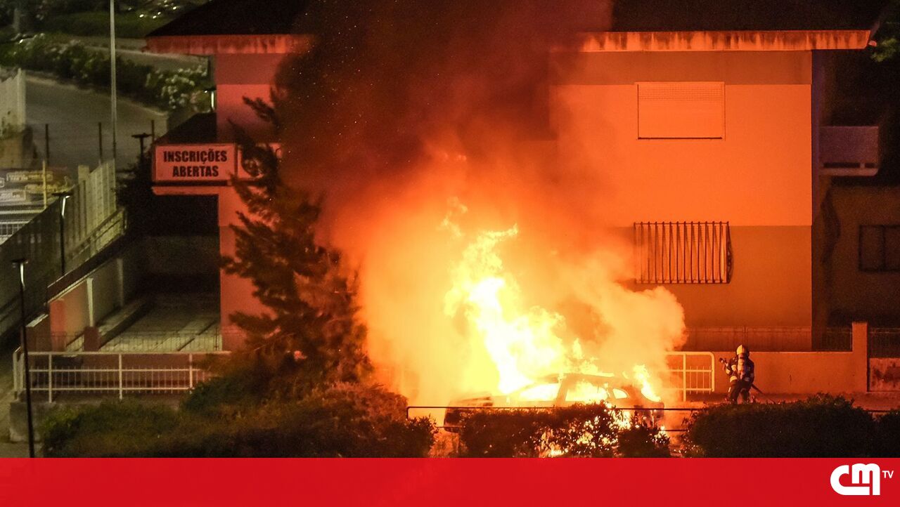 Dois carros consumidos por chamas perto de Liceu de Seúbal – Vídeo