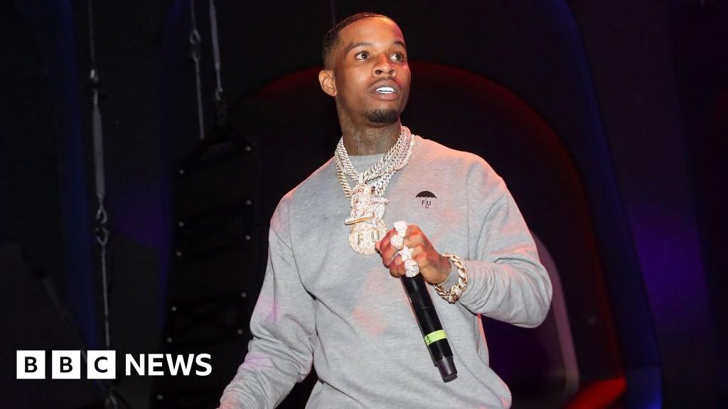 Drake pushes Tory Lanez to be pardoned after jail attack
