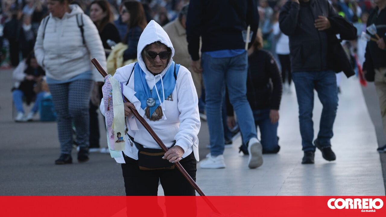 Entre as lágrimas de alegria e sacrifício: na véspera de 13 de maio, milhares de peregrinos chegam em Fátima – Fotos de Carellia