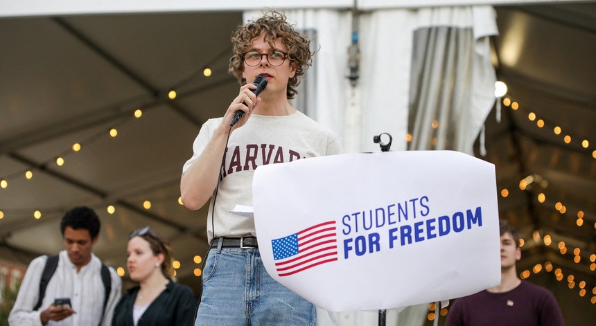 Entrevista de frenagem para visto de estudante. Os Estados Unidos ou a Ilha de Trump são?