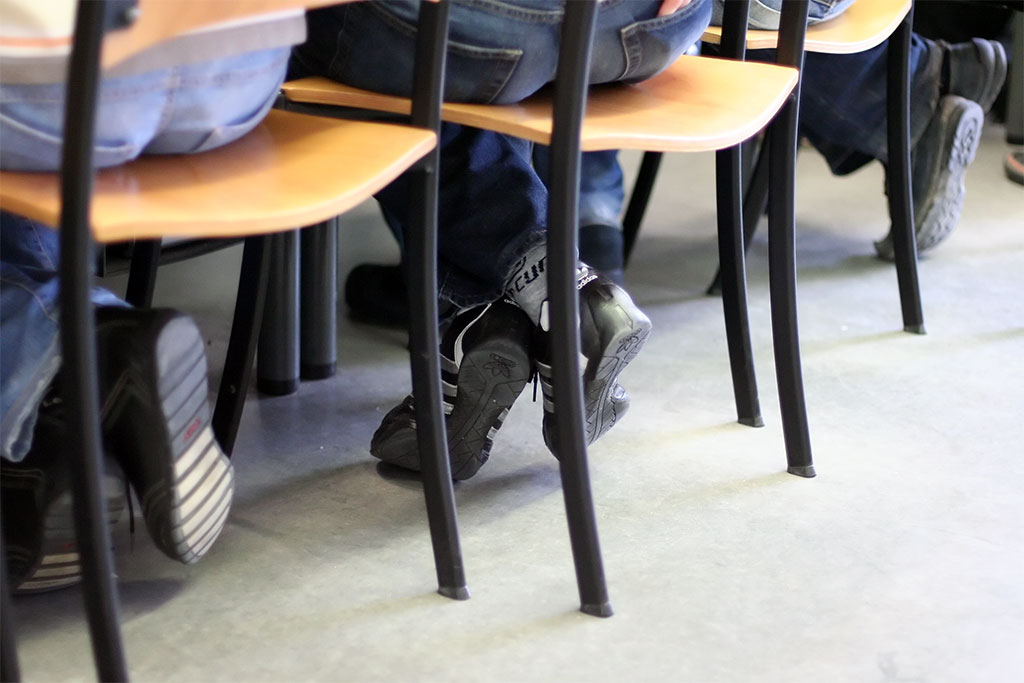 Escapar da escola e se afogar. Par a custo