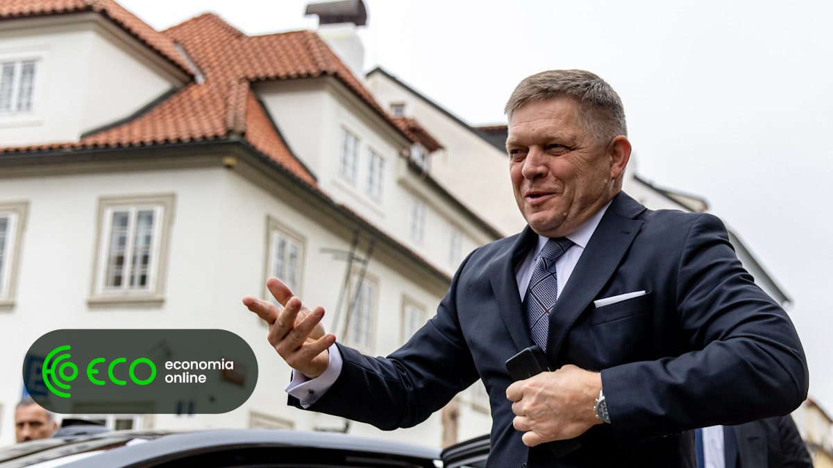 Eu sou uma “política de cortina de ferro” que critica a maneira de censura de Moscou