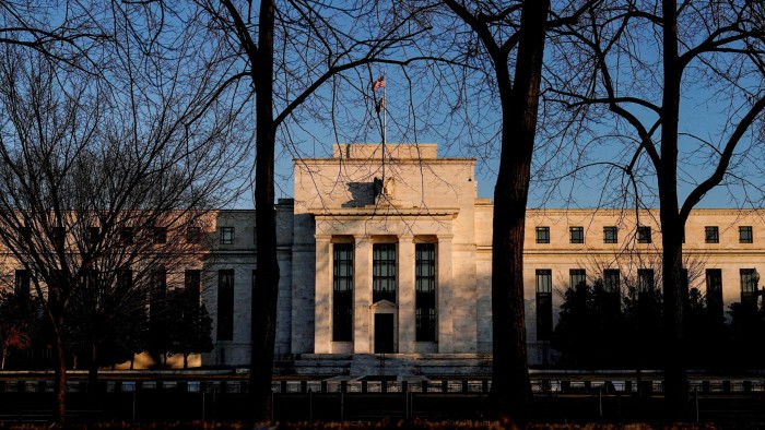 Fed warns that economic risks rise, Fed remains stable