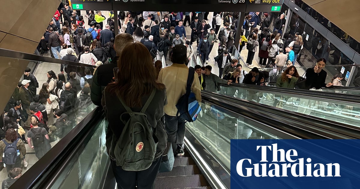 High voltage wires on Sydney trains collapse, leaving behind 300 major delays trapped on the network | Transport