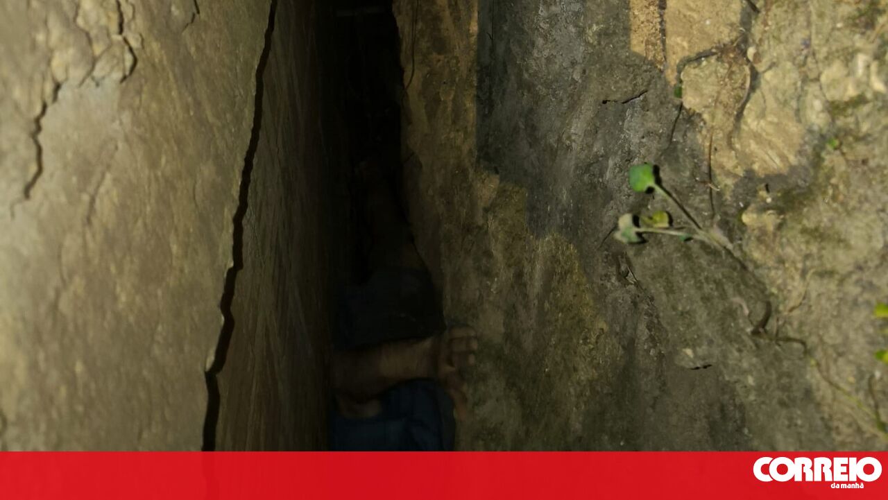 Homem preso em rachaduras depois de cair quatro metros em amistoso