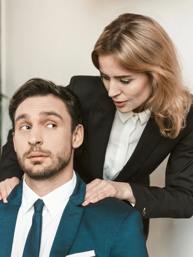 Homem usando a pele da mulher para ouvir piropos. antipatia