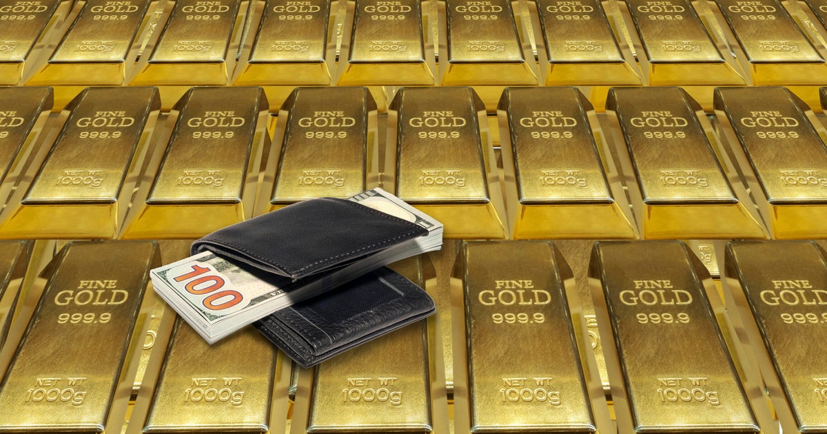 How much gold should I buy each year? This is what the experts say.