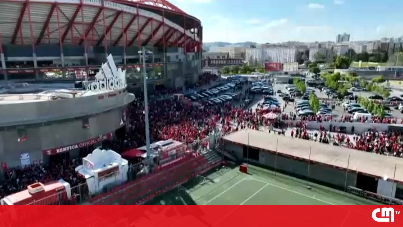 Imagem de drone mostra apoiadores desenhando ruas vermelhas perto de Estádo Daluz – Vídeo