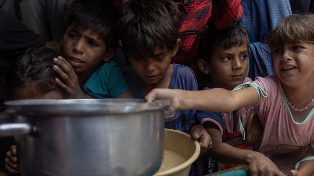 Israel allows limited food to enter Gaza while strengthening its military offensive | Gaza News