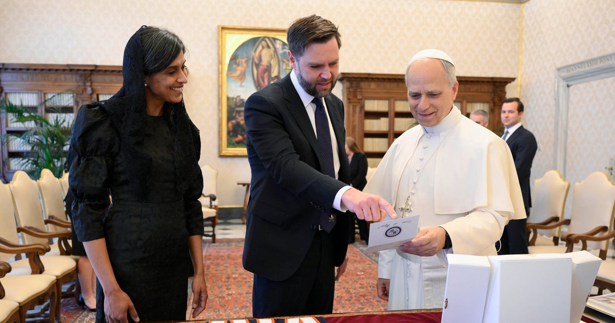JD Vance meets Pope Leo in Vatican and gives him a Bears jersey