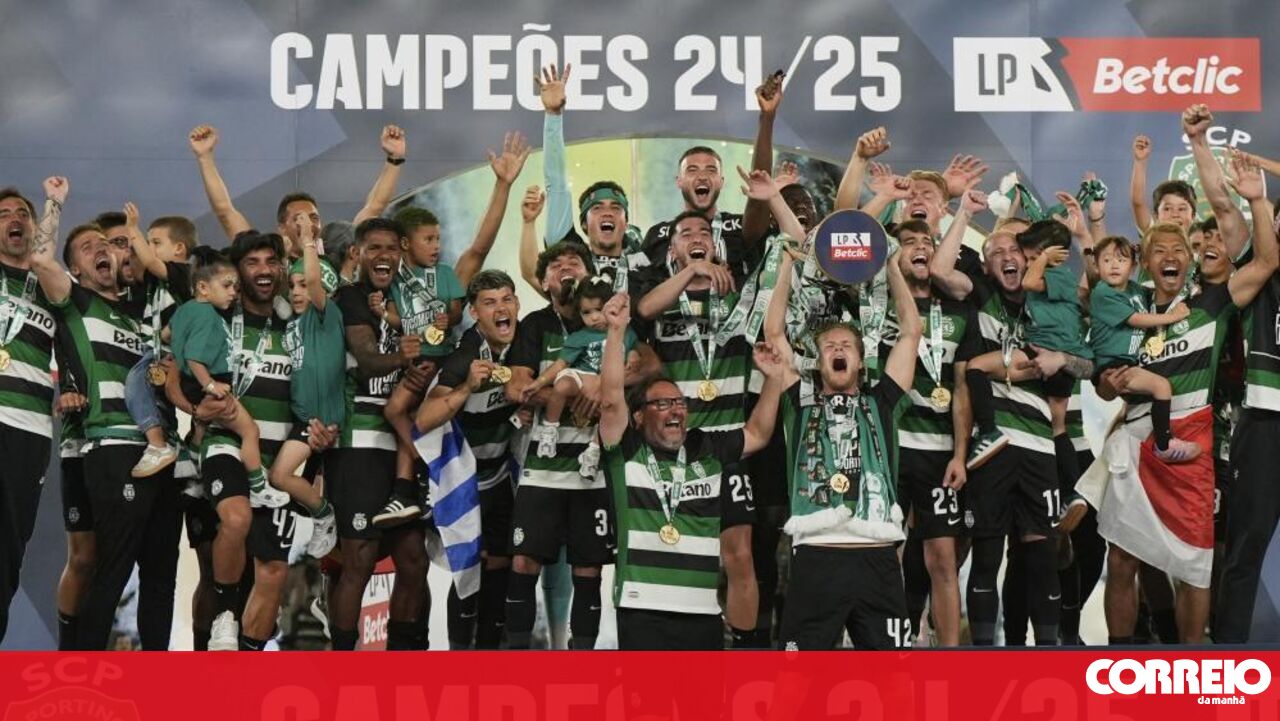 Jogador de futebol antiquado “Leonine” celebra dois campeonatos em esportes – futebol