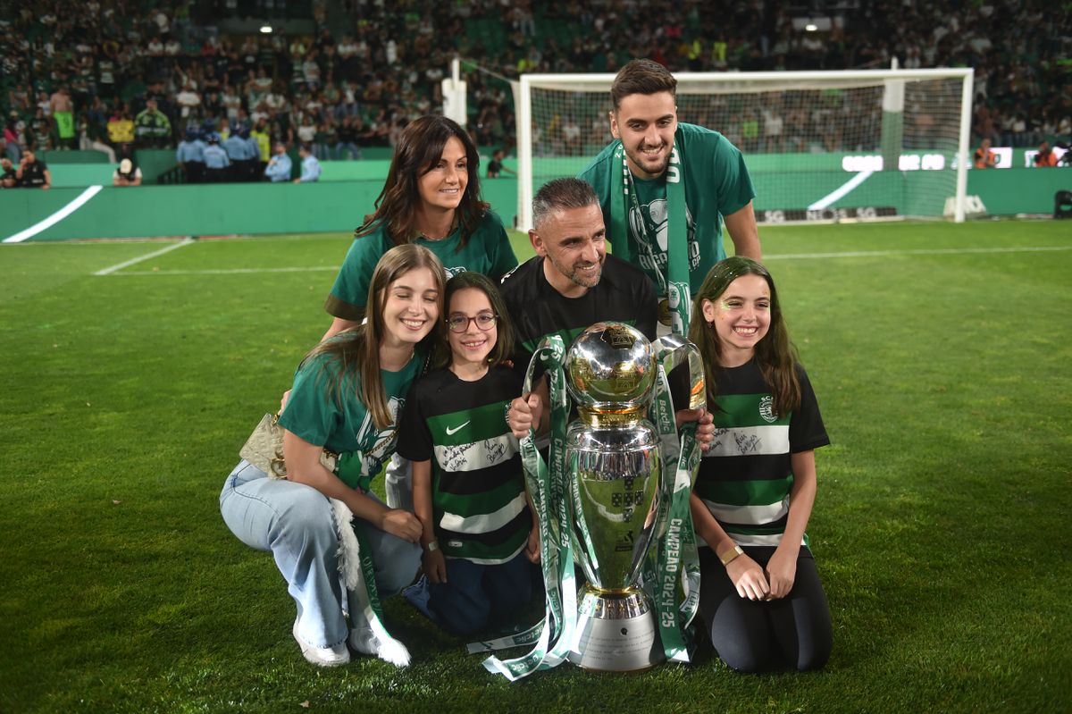 Jogando como campeão de duas vezes, é o poder do campeão, o melhor atacante do mundo e a adaptação da estréia (tudo o Rui Borges diz)