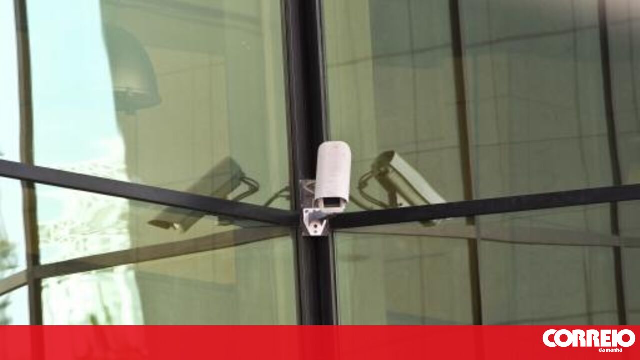 Jovem tiro de esfaquear outro homem na parte de trás de Faro-Portugal