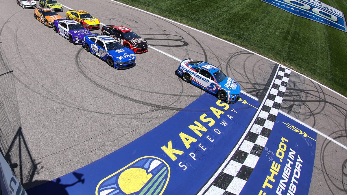 Kyle Larson dominates clean air