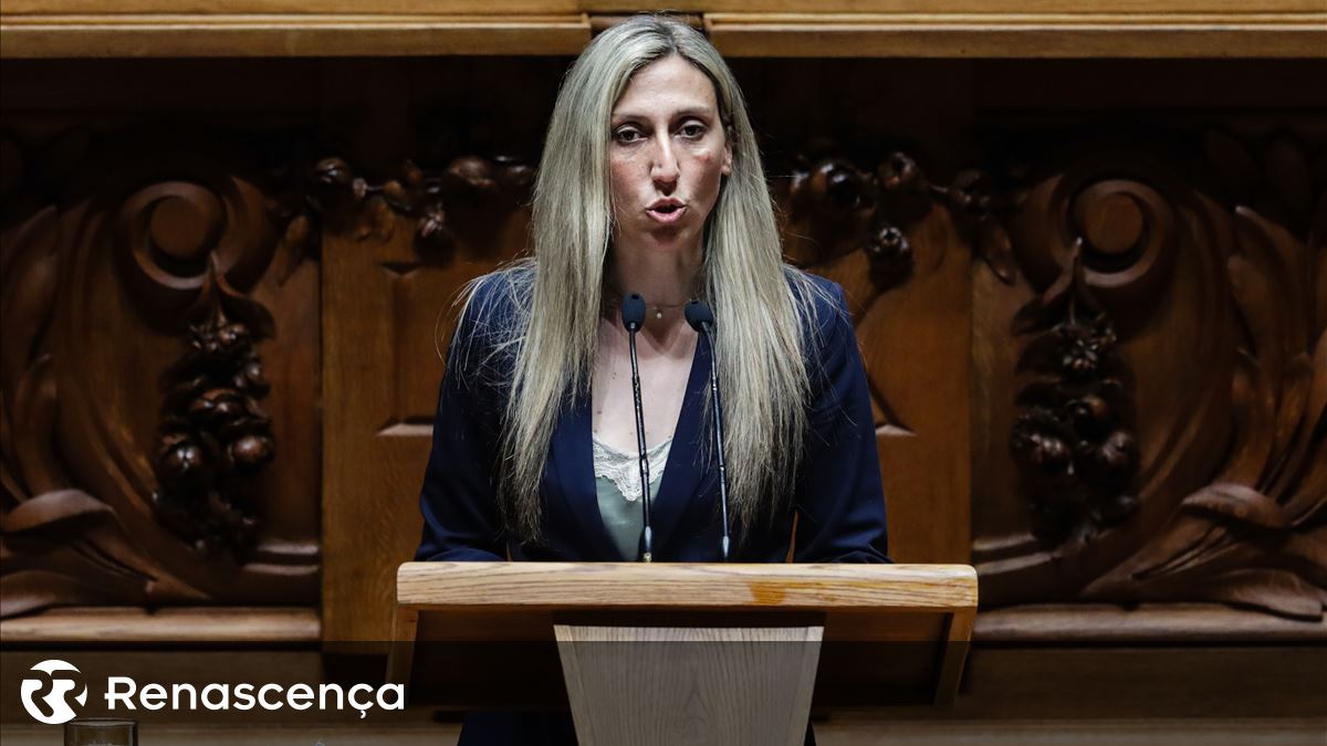 Legislativo adiado após o início do julgamento da sra. Cristina Rodrigues