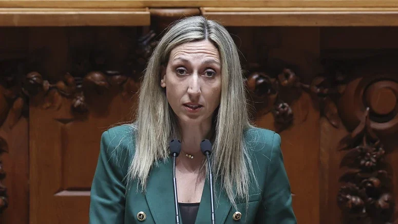 Legislativo adiado após o início do julgamento da sra. Cristina Rodrigues