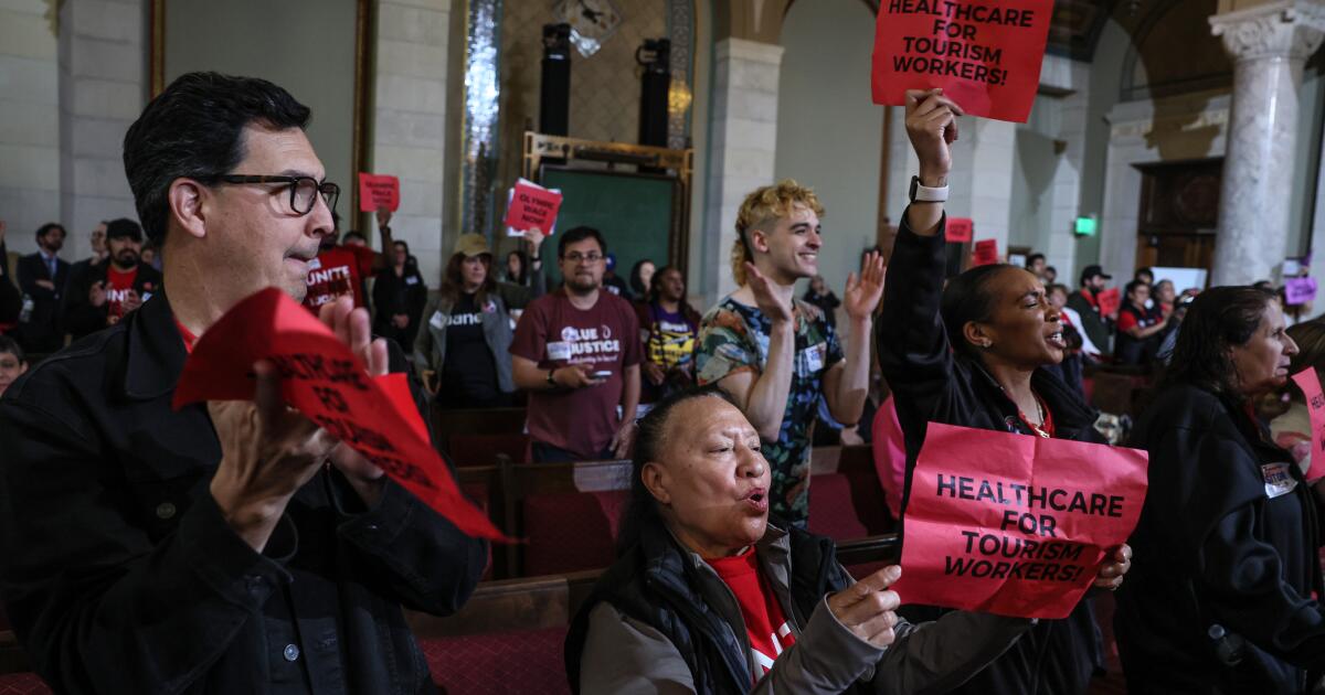 Los Angeles parliament urges postponement of hotel wages hikes amid trade war