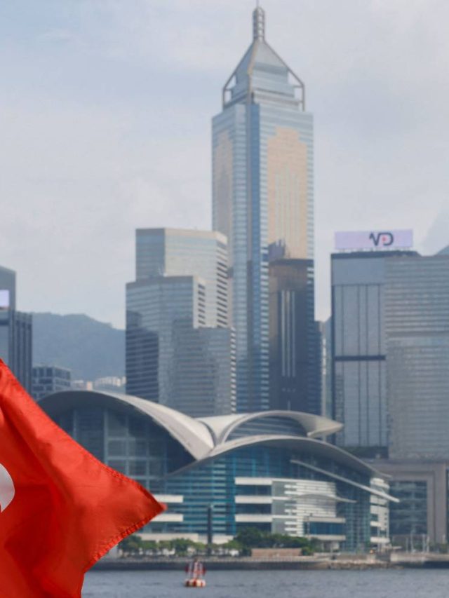 Mais quatro ativistas políticos de Hong Kong foram libertados durante o horário de serviço