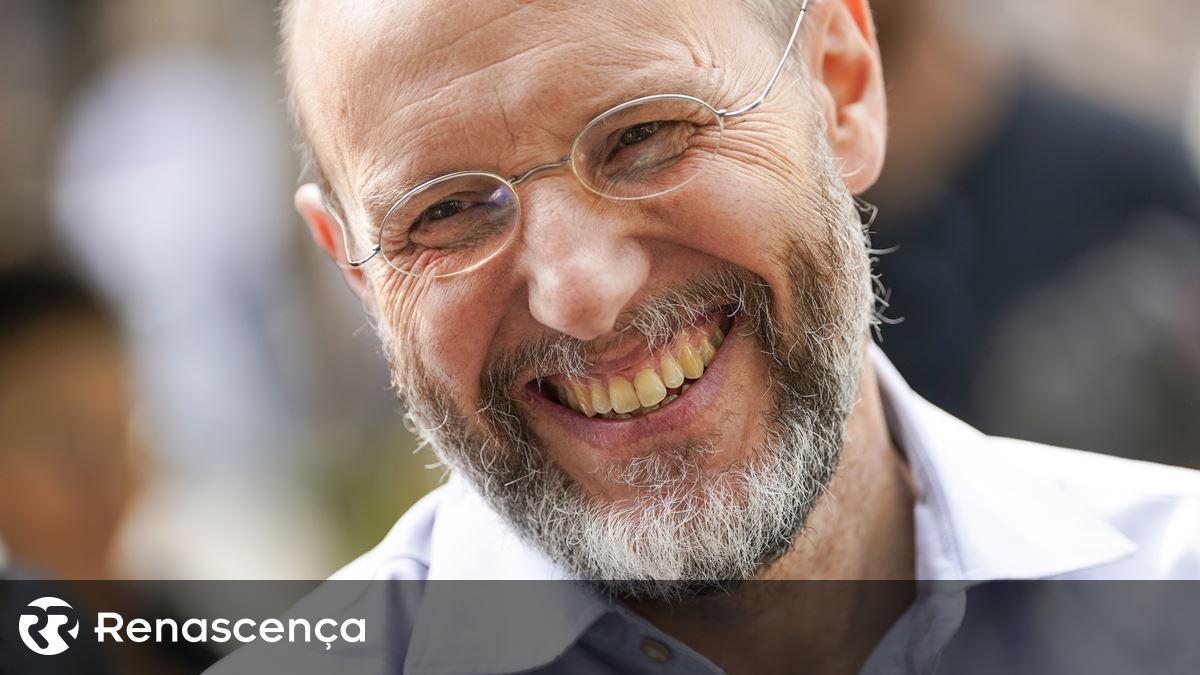 Mais reconhecido, ambicioso e ambicioso. Lute por si mesmo e vire à esquerda de graça