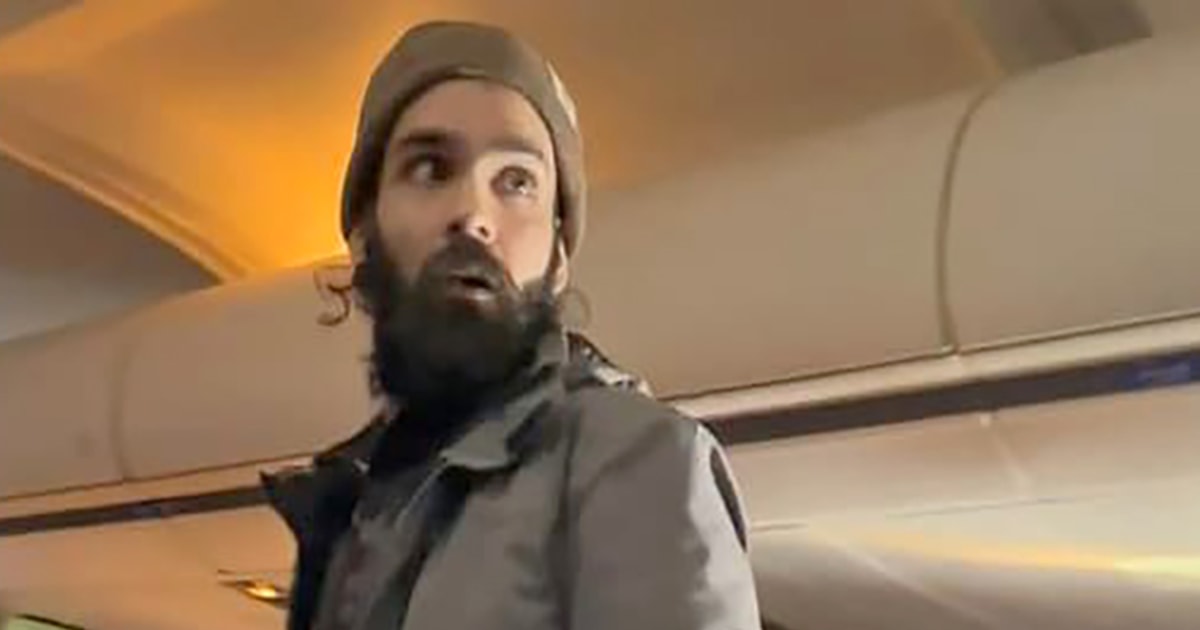 Man pleaded guilty to assaulting air stewardess while trying to open the airplane door
