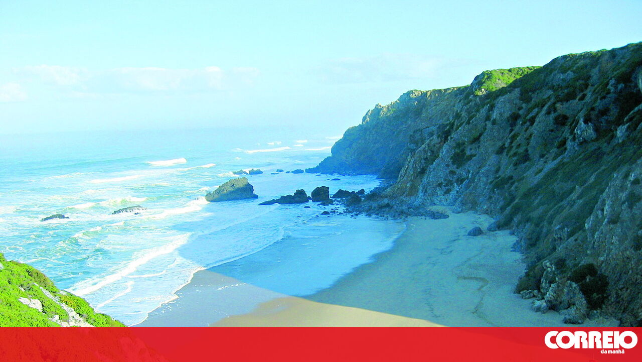 Mare deixa turistas presos nas rochas de Adraga Beach em Sintra – Portugal