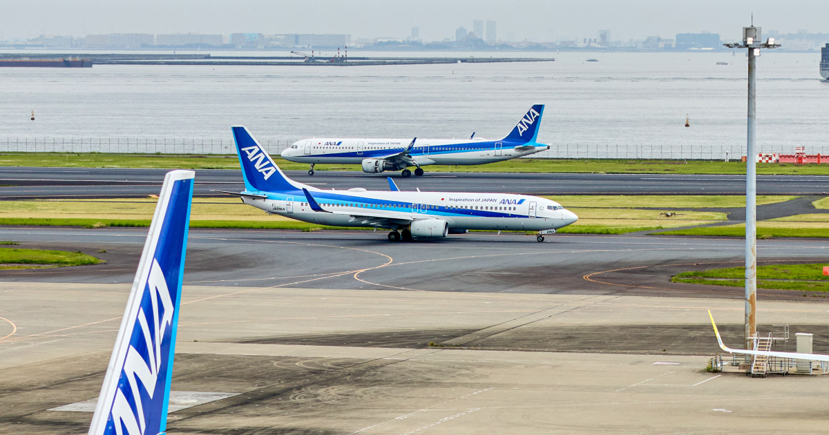 Marines say he resolved a “unruly” man accused of trying to open the exit door in flight