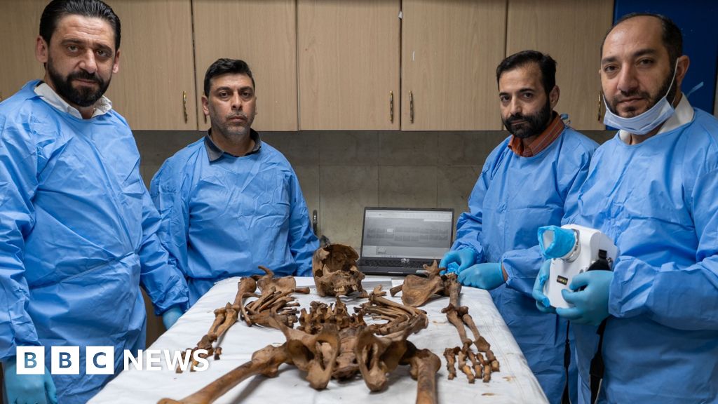 Medical personnel identified from the graves of the masses in Syria