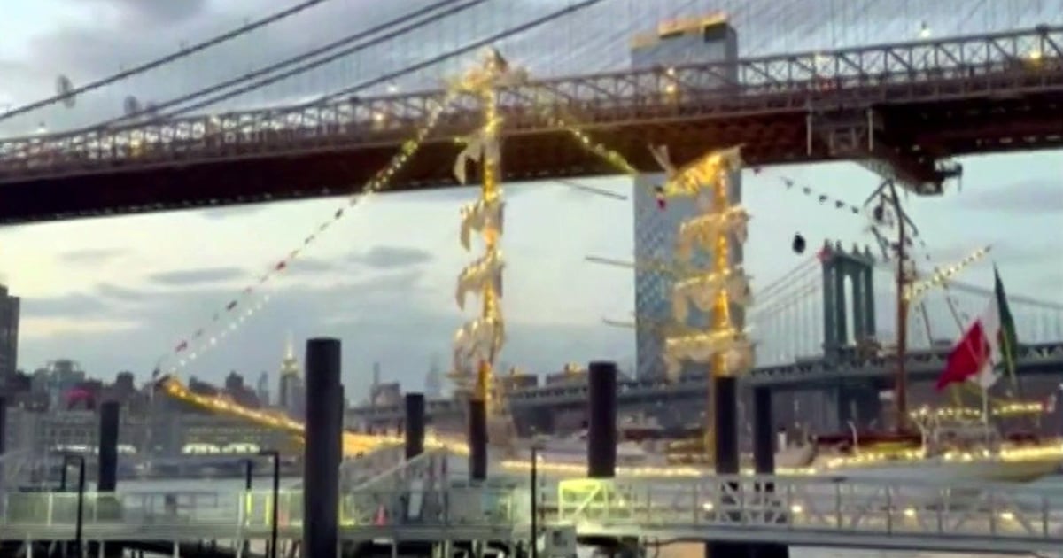 Mexican naval ship crashes into Brooklyn Bridge, leaving 2 dead
