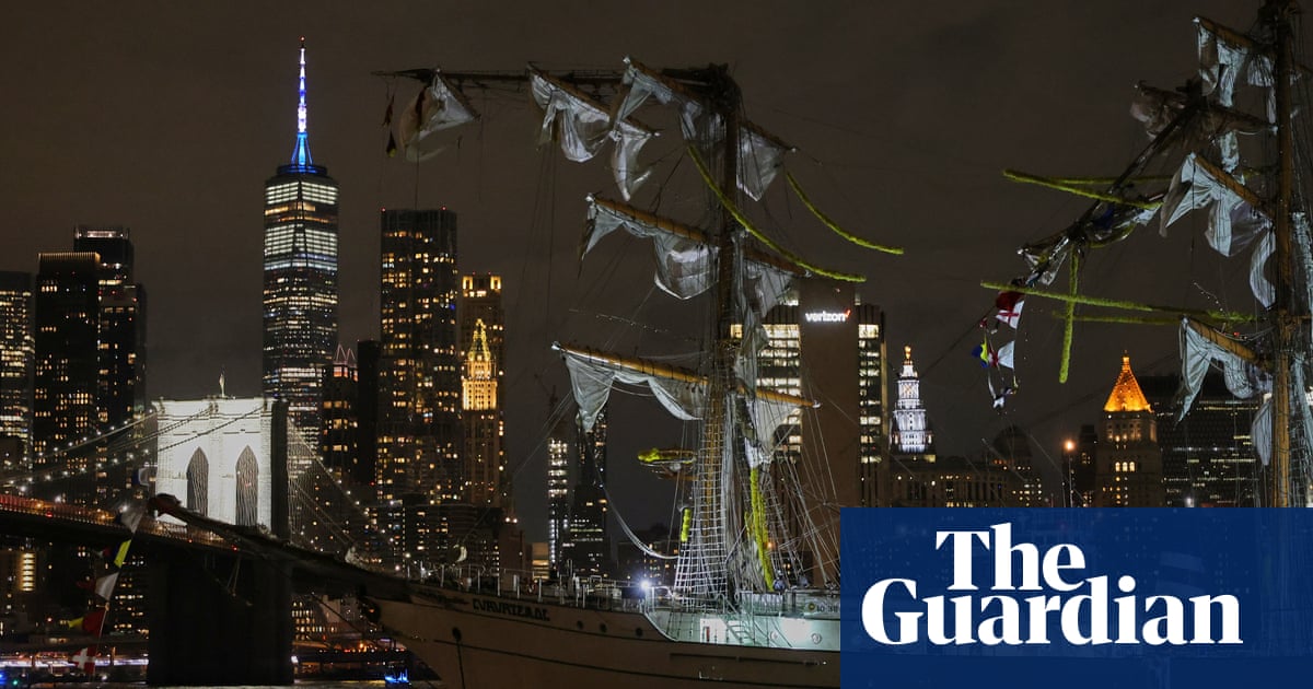 Mexican naval ship crashes to Brooklyn Bridge, killing two people | New York