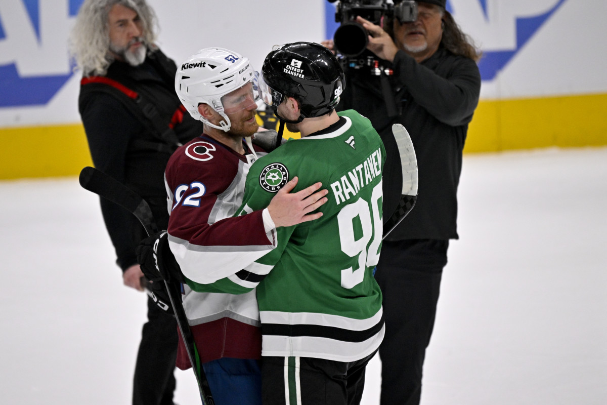 Mikko Rantanen-Gabriel Landeskog's post-match handshake