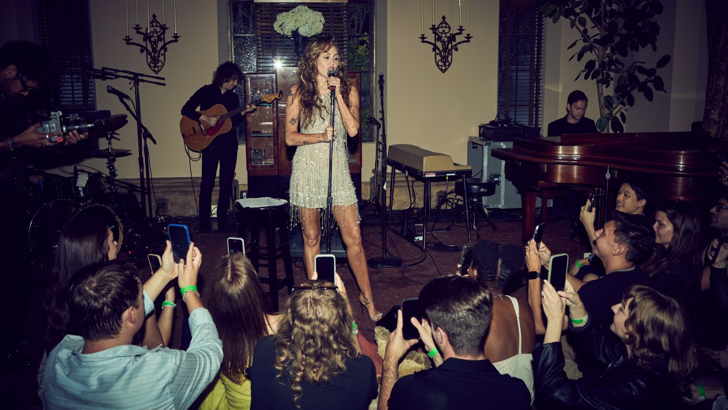 Miley Cyrus' performance at Chateau Marmont surprises fans