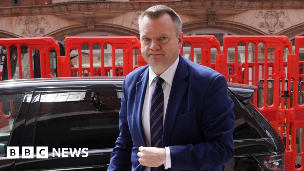 Minister 'promoted' UK deals with EU passport electronic gate