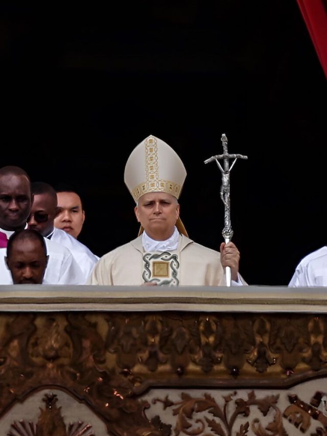 Missa de inauguração apaixonada: Lion Quatorze pedidos de amor, unidade e ataque ao capitalismo selvagem