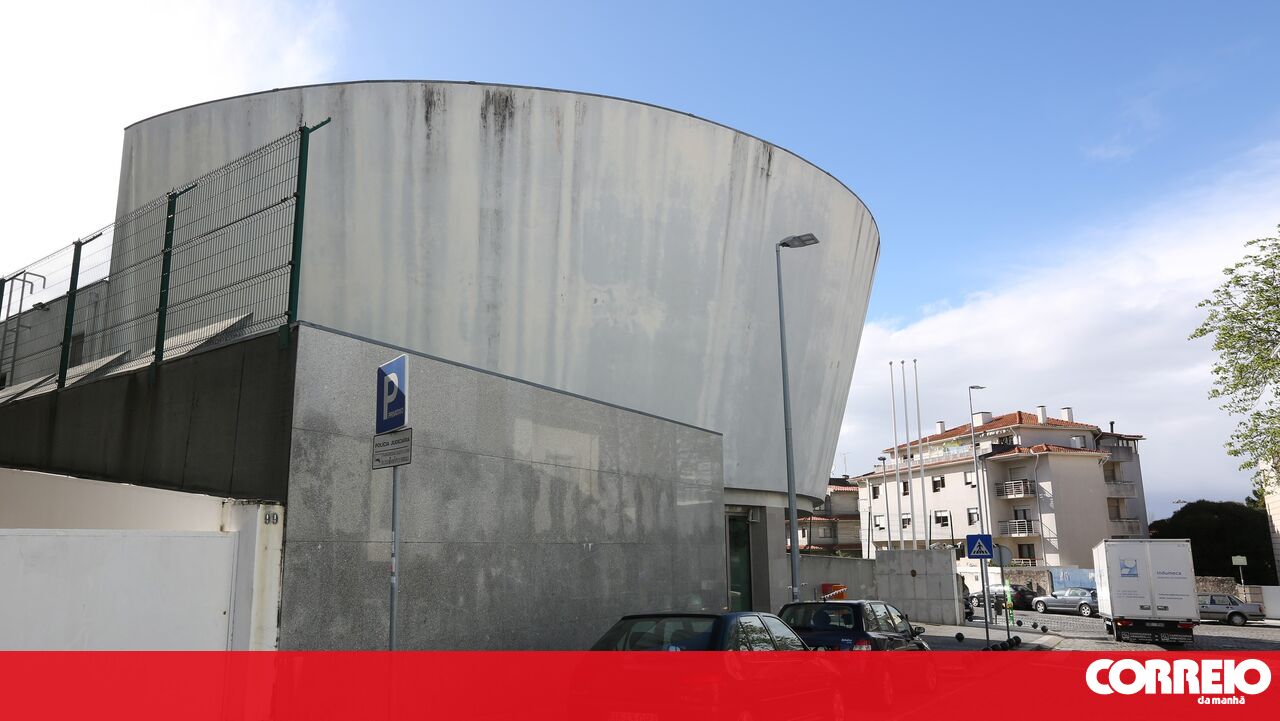 Mulher alcoólica tentando matar o pai esfaqueado em Porto – Portugal