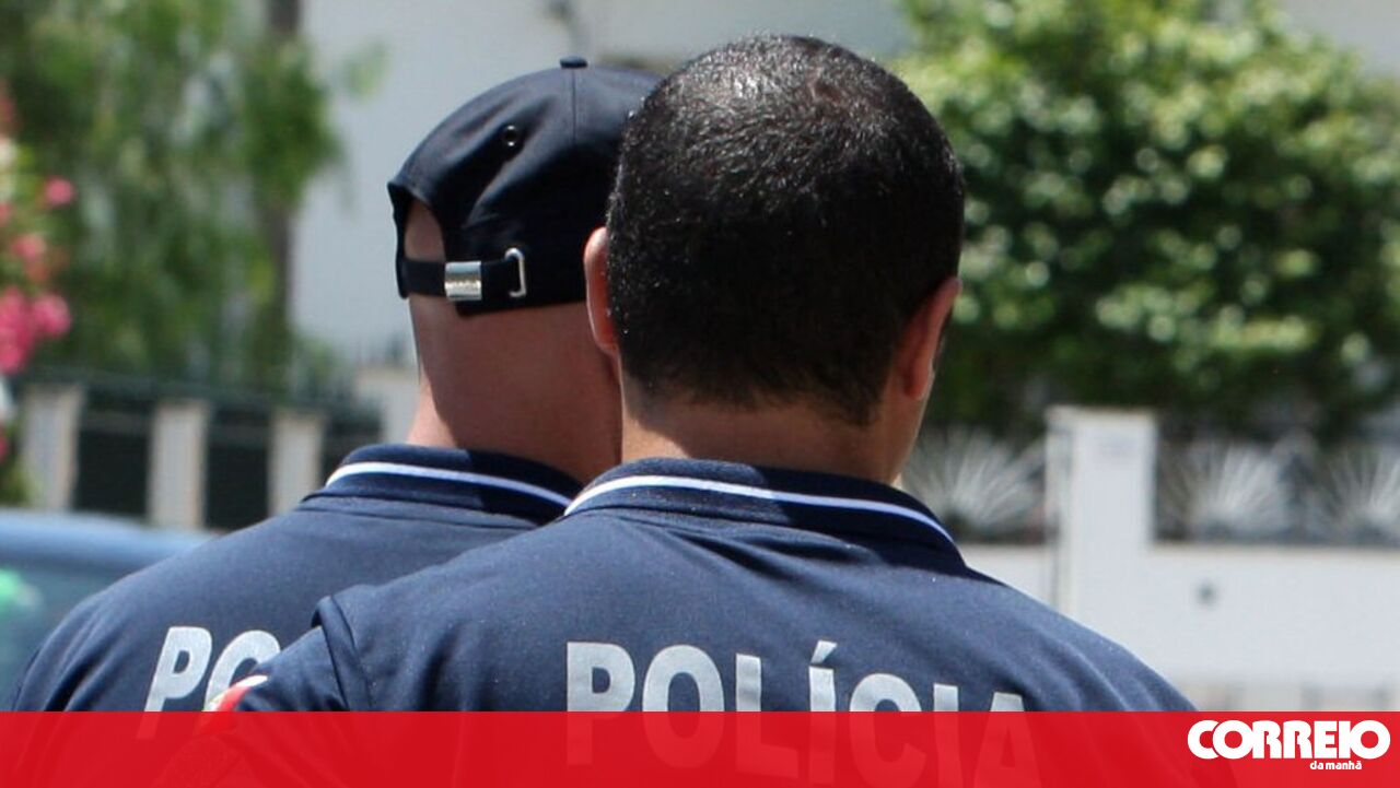 Mulher esfaqueia seu filho de 16 anos depois de anos de violência doméstica-exclusiva