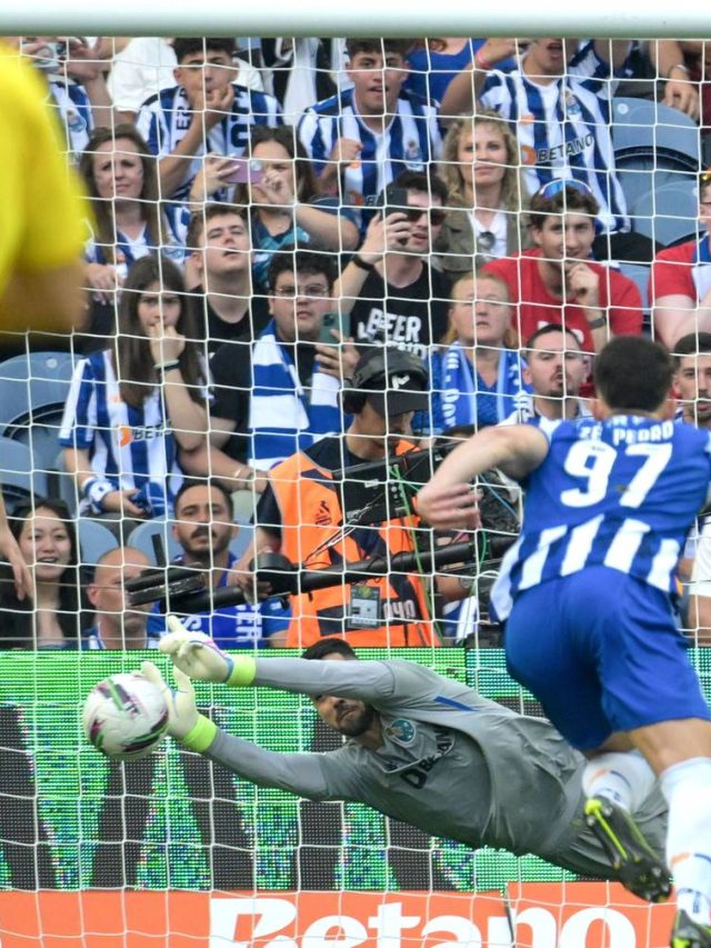 Nas mãos de Diogo Costa e aos pés de Rodrigo Mora, o FC Porto fecha