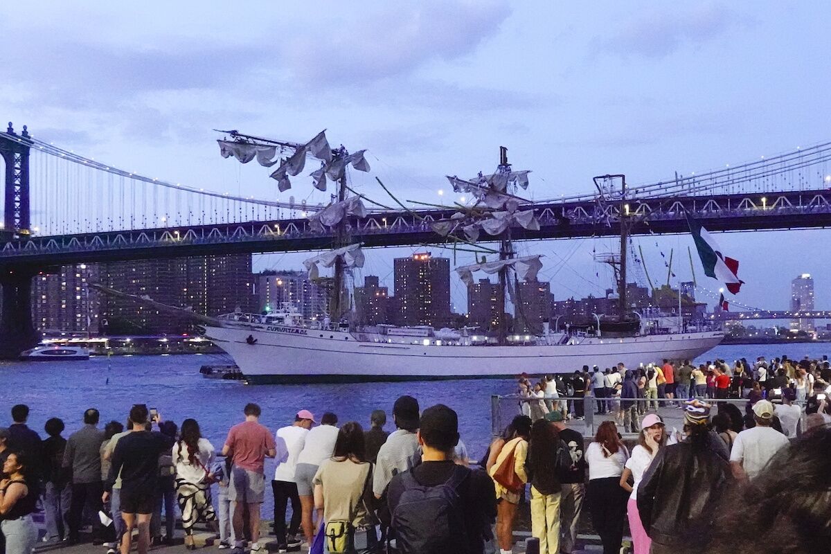 Navio mexicano atinge a ponte do Brooklyn, matando duas pessoas