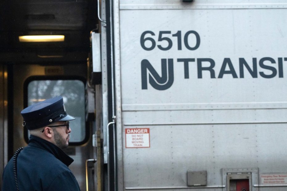 New Jersey bus engineer strikes, potentially affecting 350,000 commuters