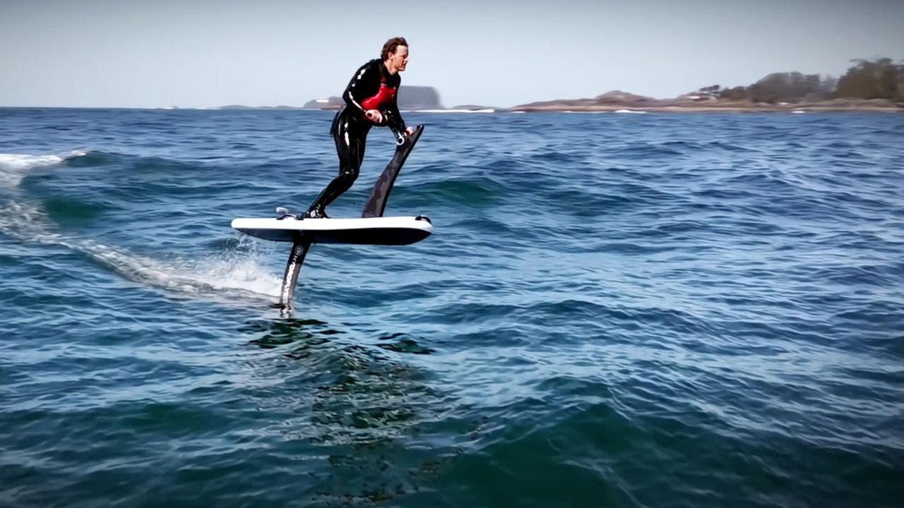 New hydroelectric sporty hydrogen layer allows riders to fly on the water with handlebar control