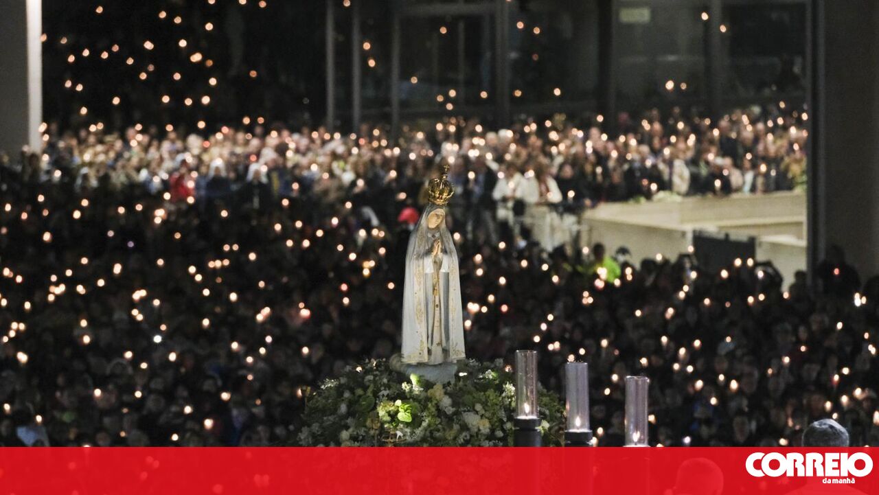 Noite de emoção e fé: milhares de peregrinos assistem ao desfile de velas em Fátima – Fotos de Galerias