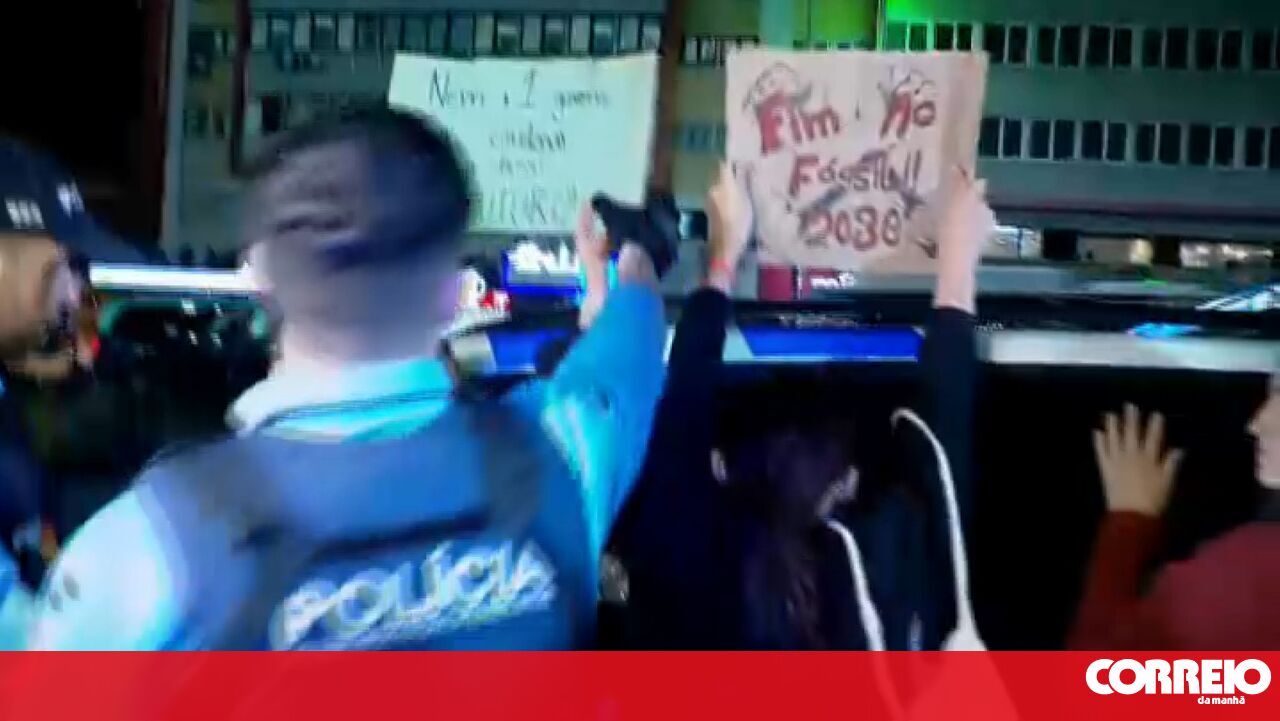 O PSP chama a sede da campanha publicitária. Ativistas jovens gritam e se recusam a deixar o local – Portugal