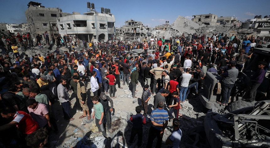 O ataque israelense mata mais de 50 pessoas na faixa de Gaza