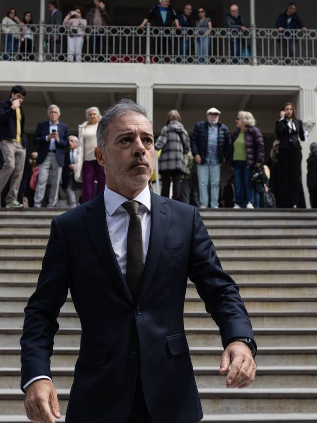 O candidato do AD de Porto, Pedro Duarte, vai para o Porto Metrobus para suspender a Fase 2