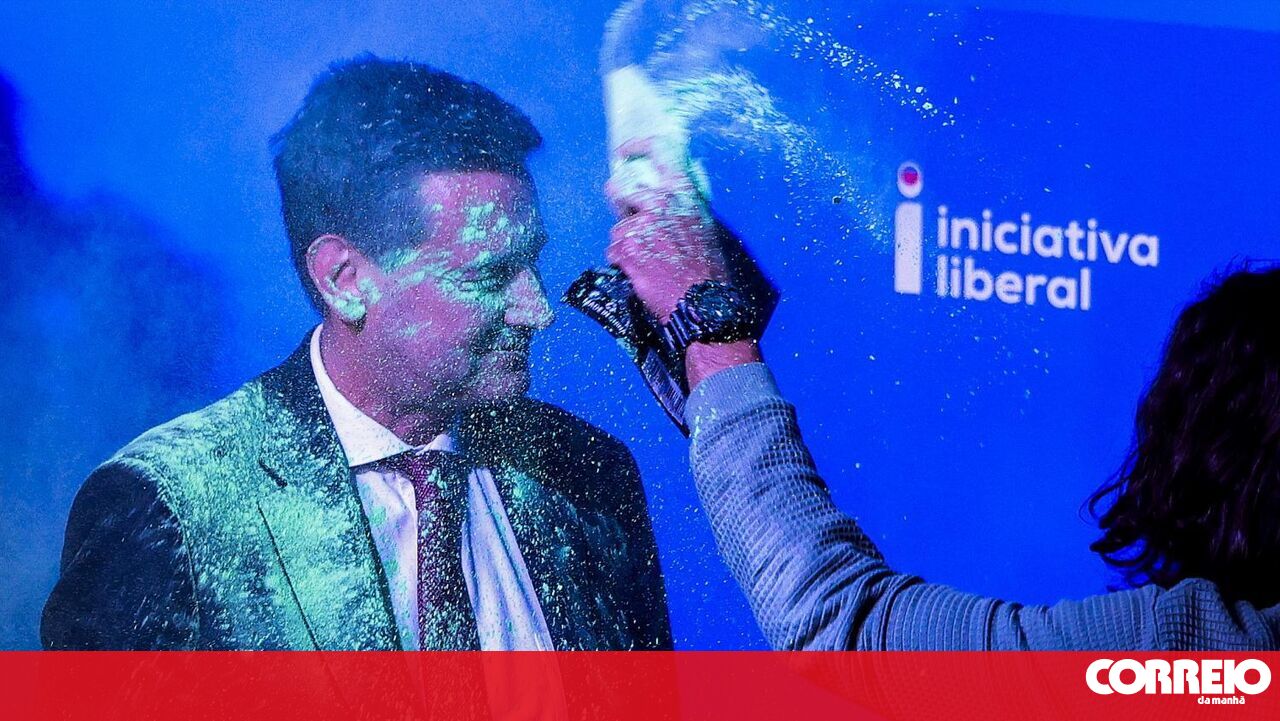 O fato de Rui Rocha acertar com tinta verde será leiloada. O valor será doado à Associação – Política