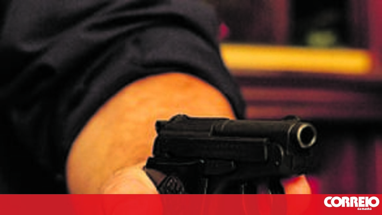 O homem atacou um funcionário durante o assalto e usou o armazenamento de supermercados em objetos pesados. Escape de suspeita – Portugal