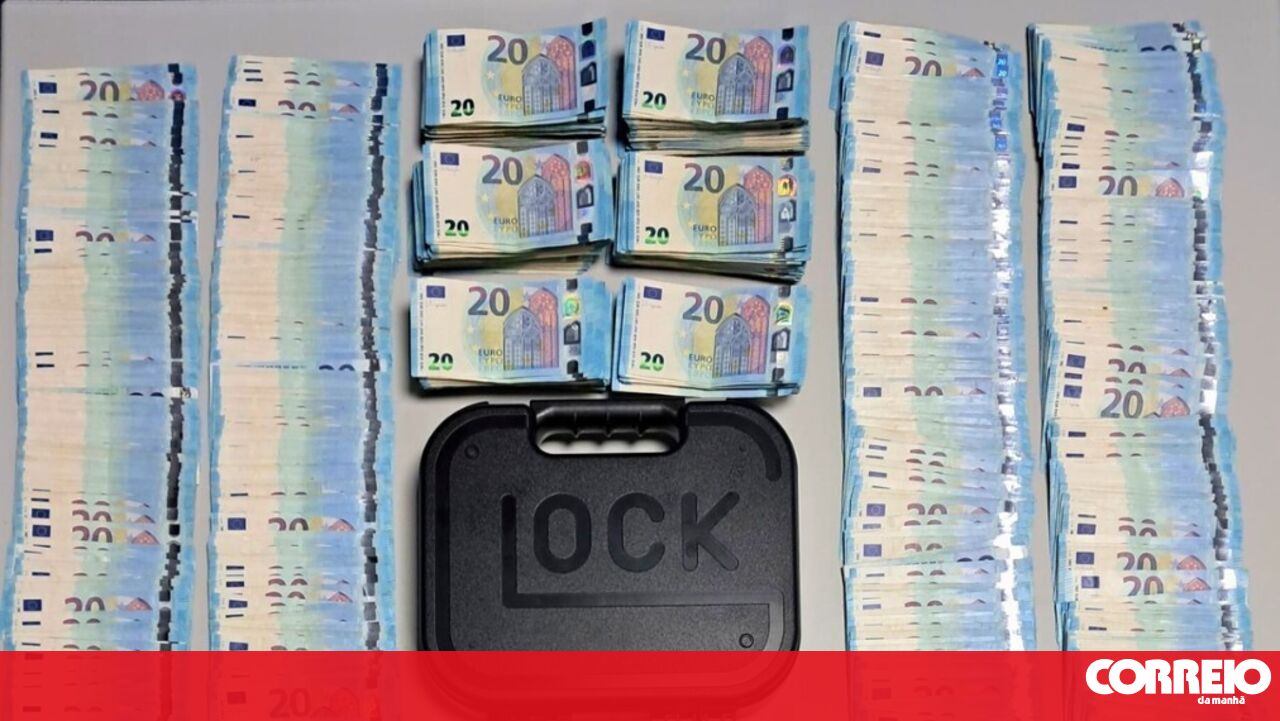 O homem é detido por armas de inspeção da estrada em Monte da Caparica – Portugal