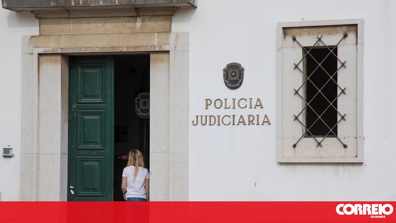 O homem espalha combustível em sua residência no quintal. Lugares são usados ​​para reuniões infantis – Portugal